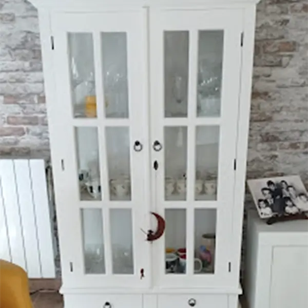 Armario blanco reformado con cristaleras en la puerta.