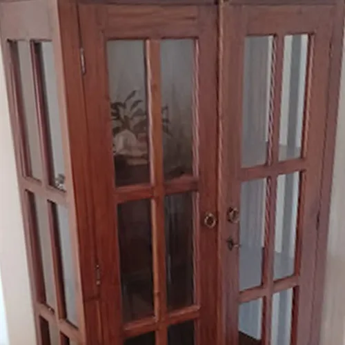 Armario antiguo de madera con puertas de cristalera.