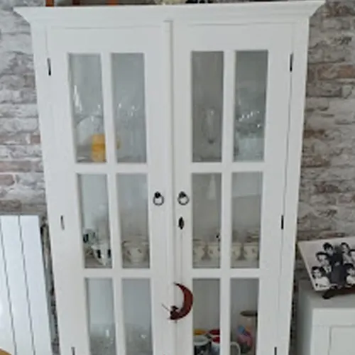 Armario blanco reformado con cristaleras en la puerta.
