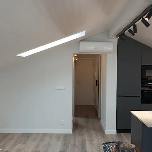 Ático de una vivienda reformada y pintada.