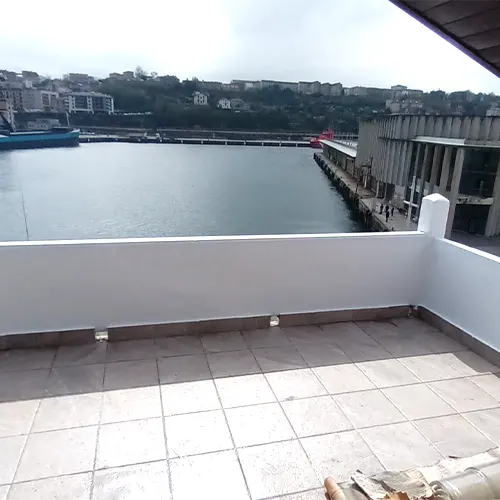 Terraza exterior de un ático con la barandilla recién pintada y reformada.