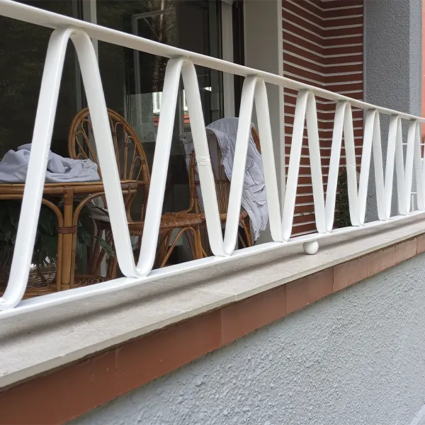 Barandilla de balcón blanca recién pintada.