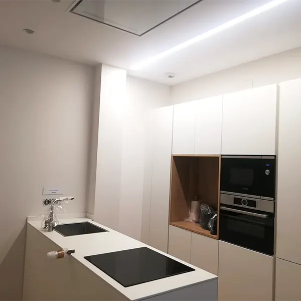 Cocina de una vivienda recién reformada y pintada.