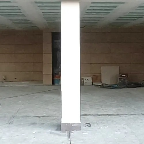 Terraza exterior de un edificio de viviendas con las paredes recién reformadas.