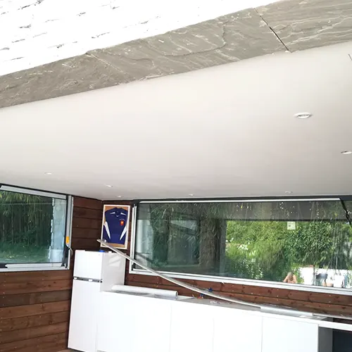 Terraza interior de una vivienda con el techo pintado de blanco.