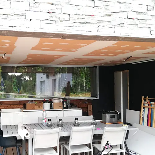 Terraza interior de una vivienda con el techo para pintar.