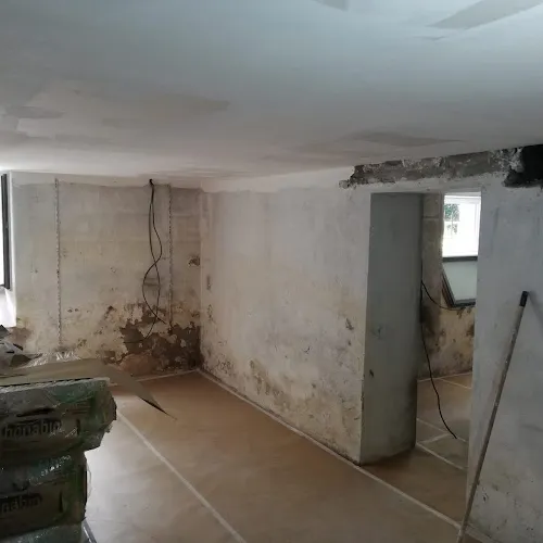 Paredes y techos de una habitación de una vivienda en proceso de reforma.