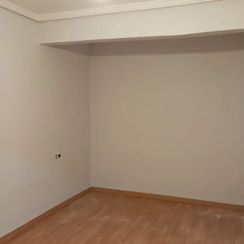 Pared de una habitación blanca recién pintada.