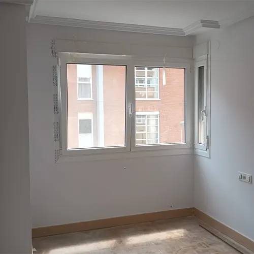 Habitación de un piso recién reformada con ventana exterior.