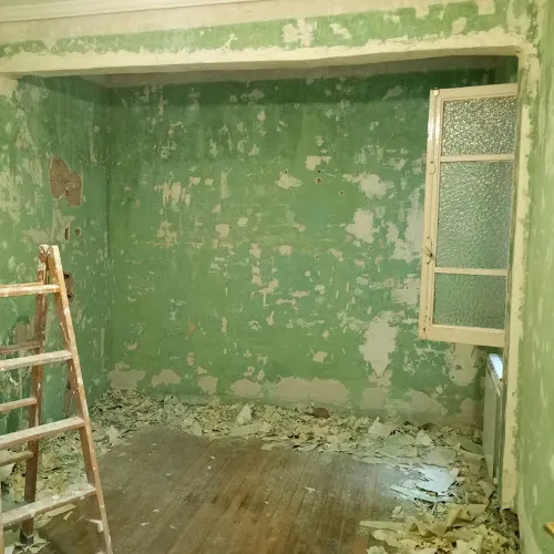 Pared de una habitación en obras con color verde.