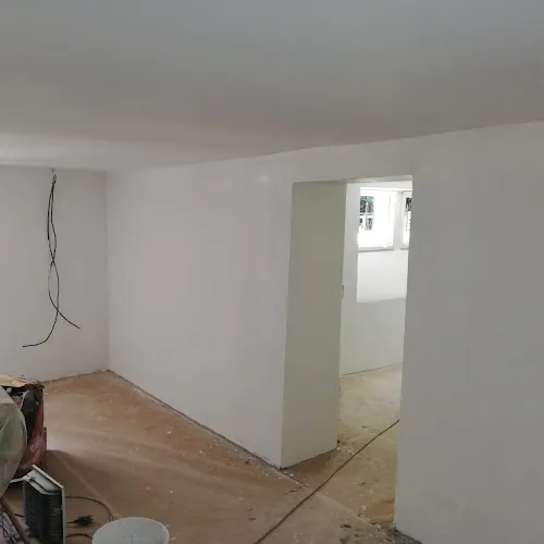 Paredes y techos de una habitación de una vivienda recién reformado.