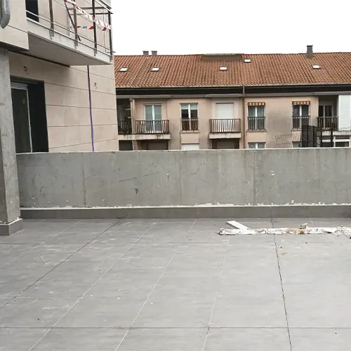 Amplia terraza exterior de vivienda con paredes desgastadas y con necesidades de reforma.