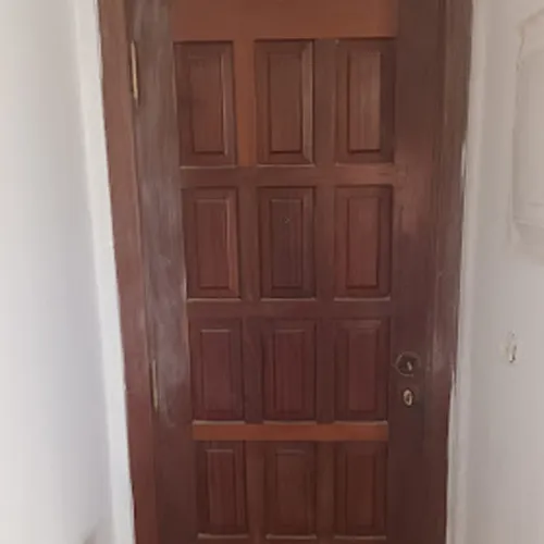 Puerta principal de vivienda de madera.