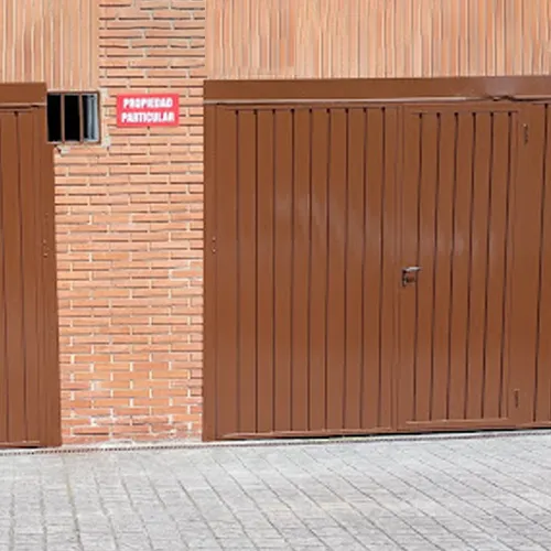 Puerta exterior de entrada de garaje con una buena pintura.