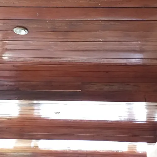 Techo de madera reformado de una terraza de una vivienda.
