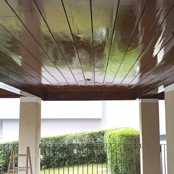 Techo de madera reformado de una terraza de una vivienda.