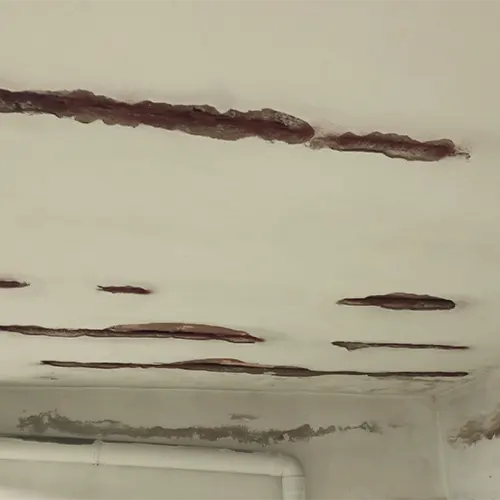 Techo de garaje con imperfecciones y agujeros.